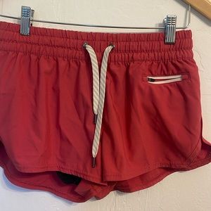Vuori sports shorts size small B37